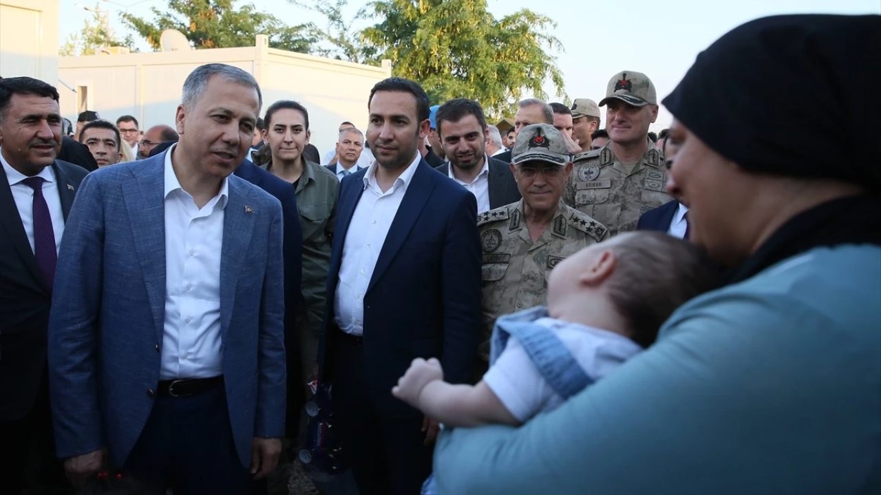 İçişleri Bakanı Ali Yerlikaya, Kilis'teki depremzedeleri ziyaret etti