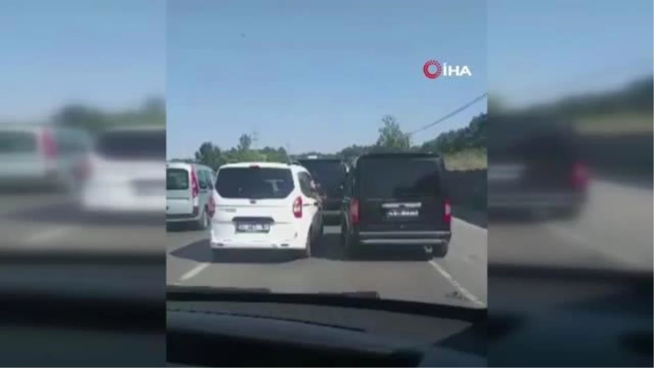 Arnavutköy'de trafikte inatlaşma kazaya neden oldu