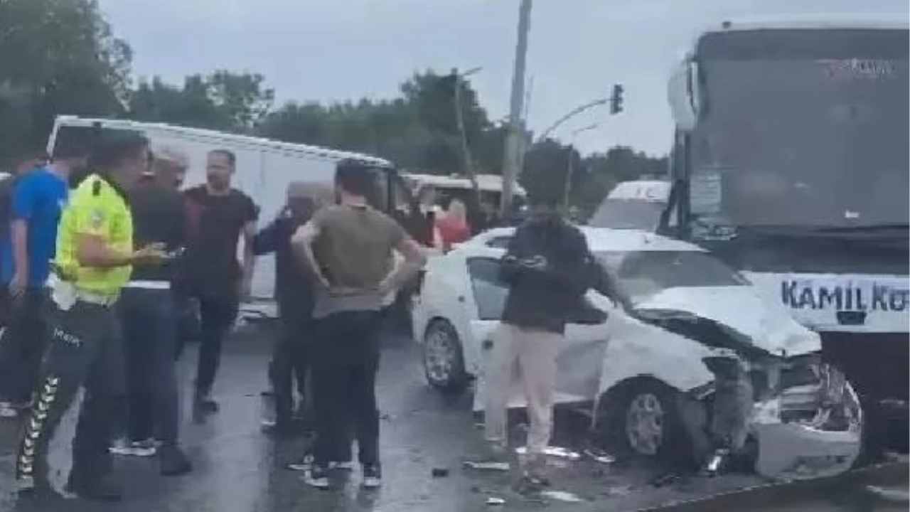 Arnavutköy'de Yolcu Otobüsü Kaza Yaptı