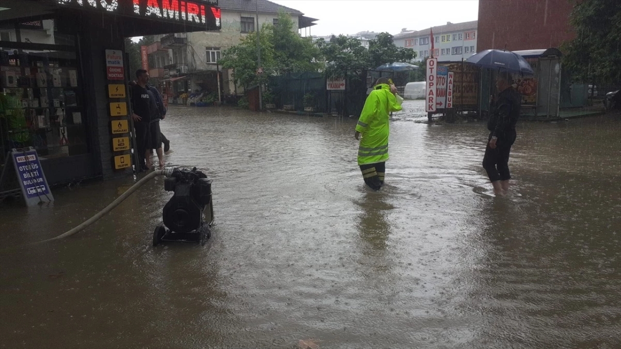 Akçakoca'da Sağanak Yağış Sonrası Sokaklar Sular Altında Kaldı