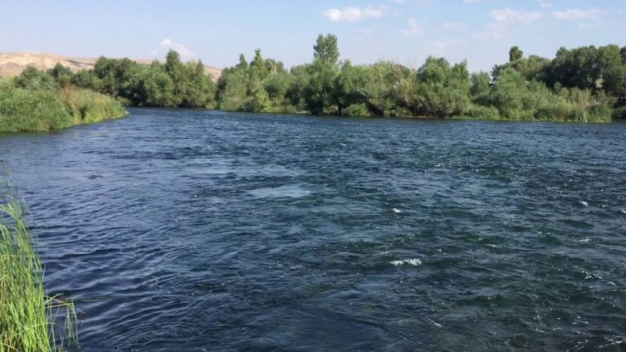 Kızılırmak'a giren 3 çocuk kayboldu