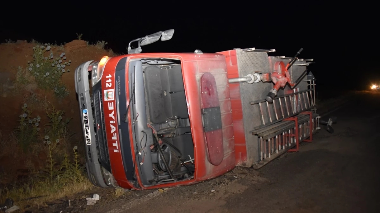 Şanlıurfa'da yangına müdahale aracı devrildi: 3 itfaiyeci yaralandı