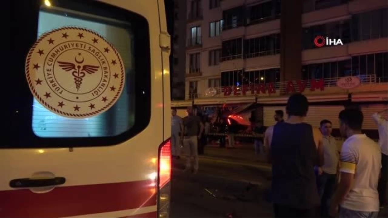 Diyarbakır'da kontrolden çıkan 2 otomobil markete daldı: 1 ölü, 5 yaralı