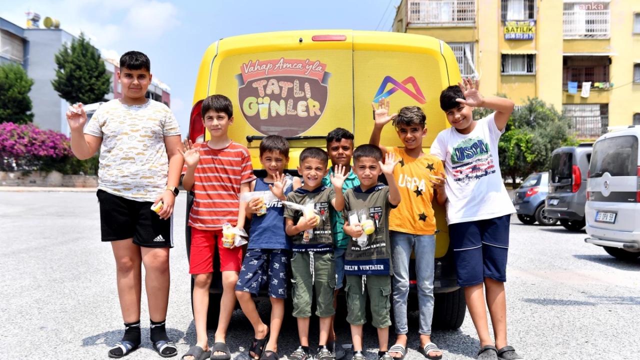 Mersin Büyükşehir Belediyesi Çocuklara Dondurma Dağıtıyor