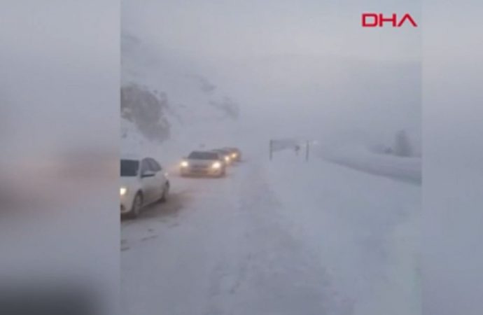 Karayoluna çığ düştü, yollar ulaşıma kapandı