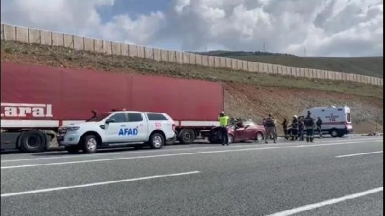 Erzincan'da İran plakalı TIR'a arkadan çarpan otomobilde 2 kişi hayatını kaybetti