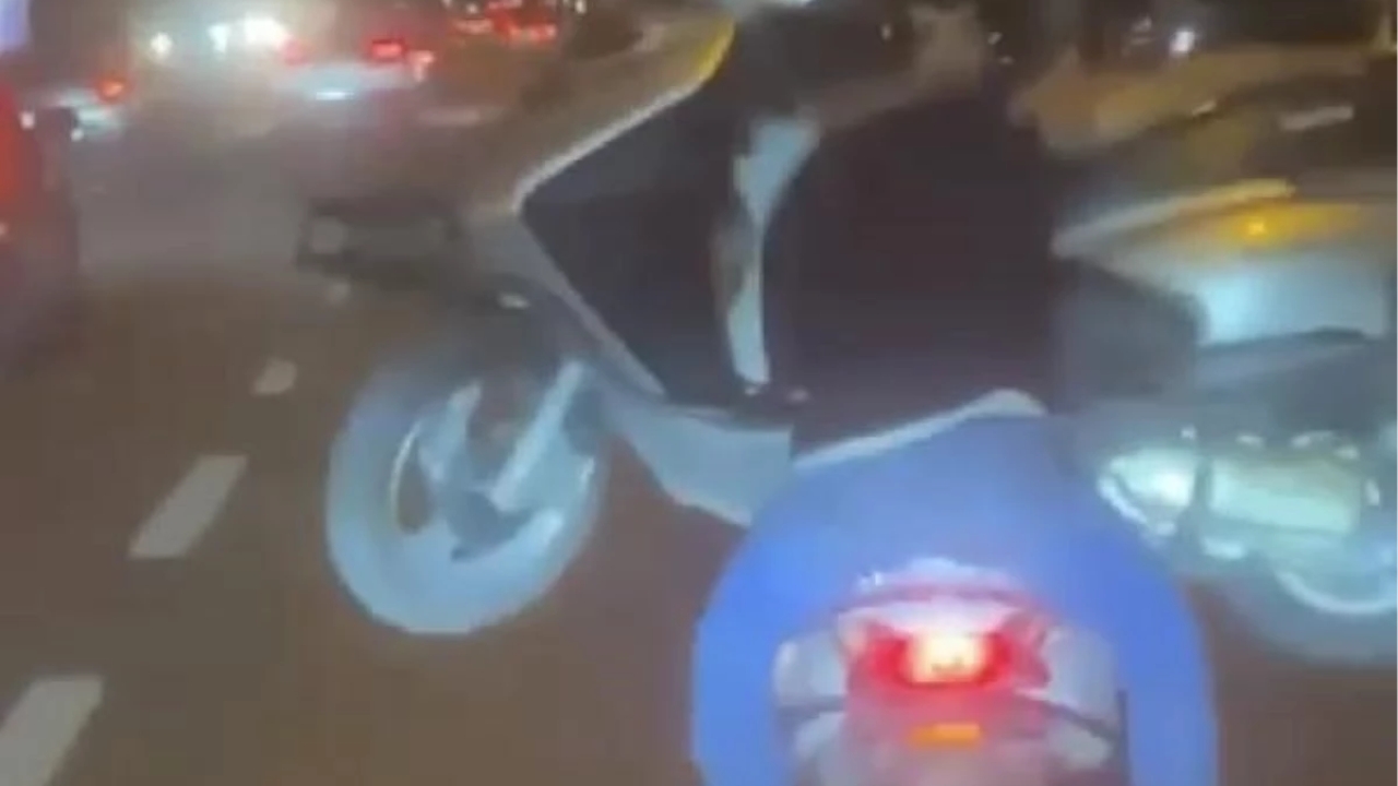 Bakırköy'de İnanılmaz Görüntüler: Motosikletin Üstüne Motosiklet Yükleyip Yolculuk Yaptılar