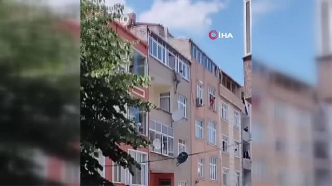 Gaziosmanpaşa'da camdan sarkıtan şahsın düşme anı kamerada