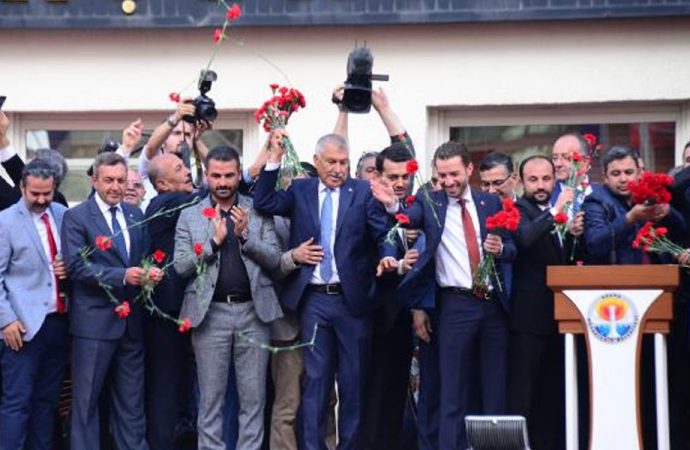 CHP’li Başkan Zeydan Karalar ayağının tozuyla müjdeyi verdi