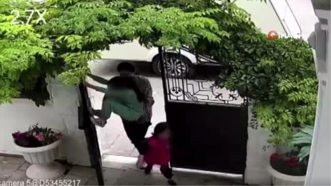 Demir kapıyı kırıp çocuklarını salıncakta sallayan hırsız kamerada