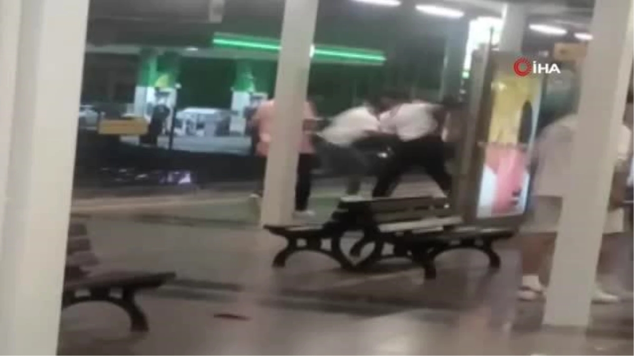 Metro istasyonunda yumruklar havada uçuştu