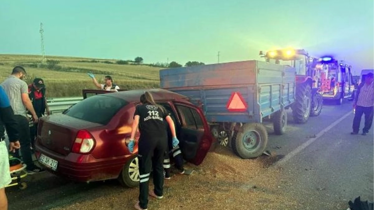 Edirne Havsa'da Traktöre Arkadan Çarpan Otomobildeki İki Kişi Hayatını Kaybetti