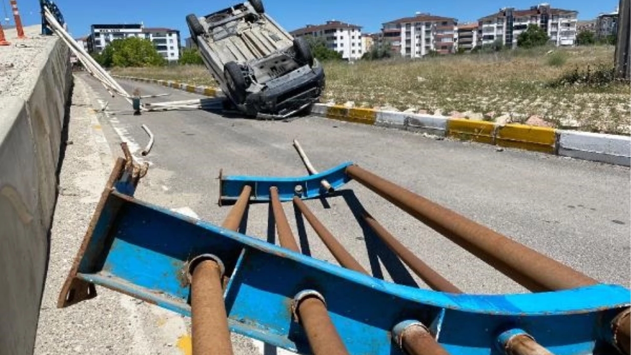 Elazığ'da Hafif Ticari Araç Ters Döndü: 2 Yaralı