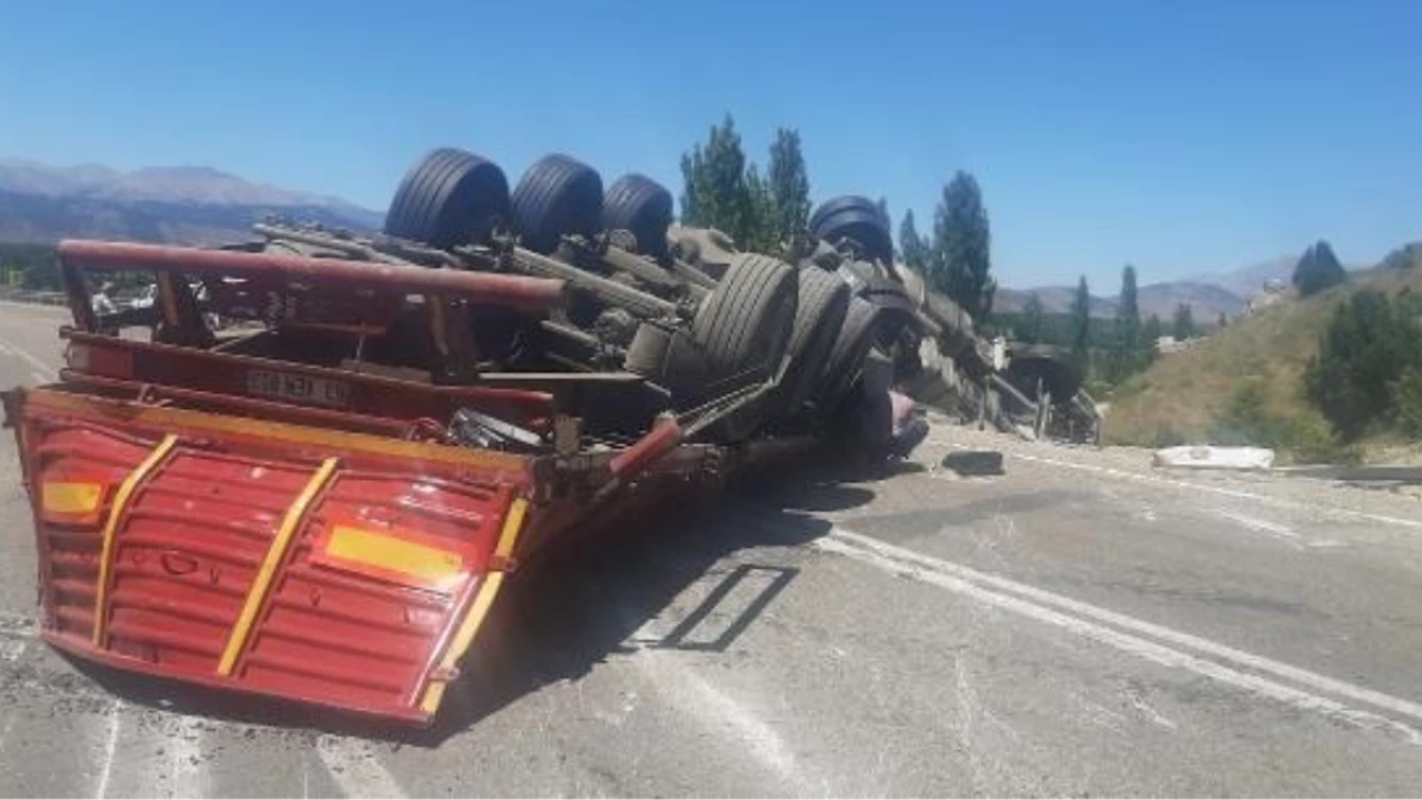 Kahramanmaraş Göksun'da TIR Devrildi