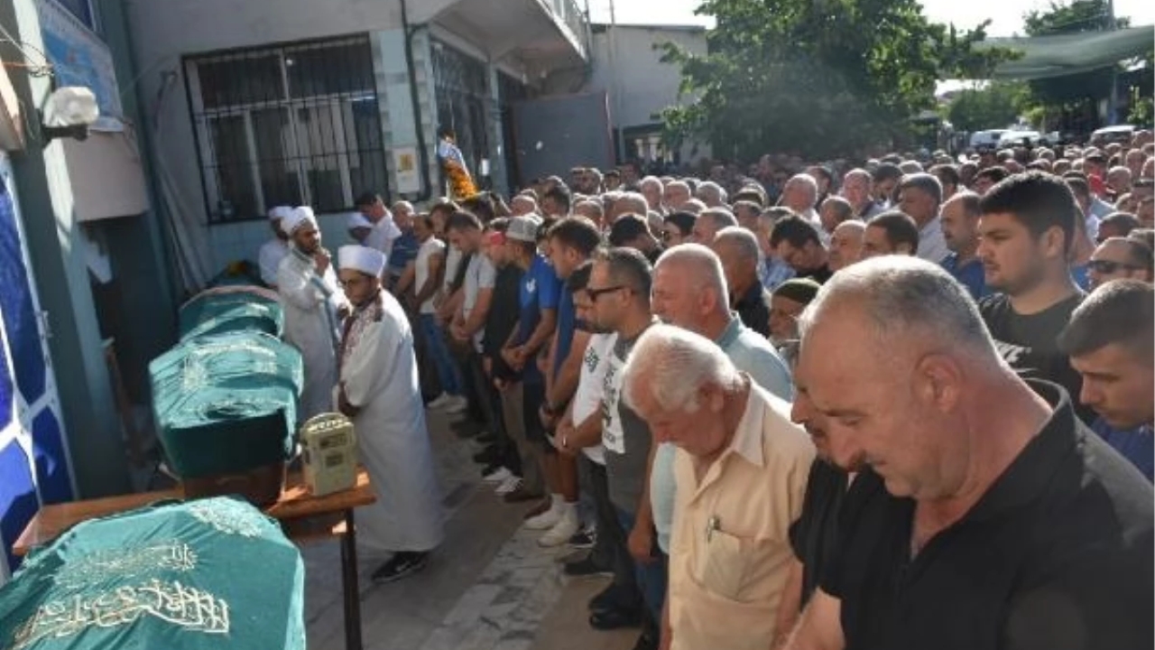 İzmir'de korkunç kaza: 4 kişi hayatını kaybetti, sürücü tutuklandı