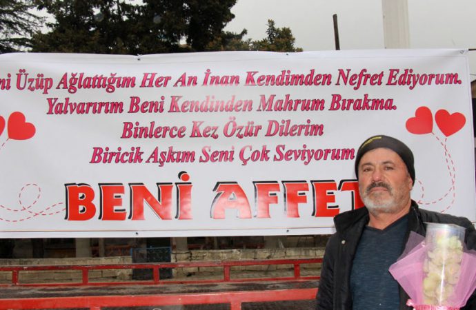 ‘Aşkım beni affet’ yazılı pankart açtı, karısı polise şikayet etti