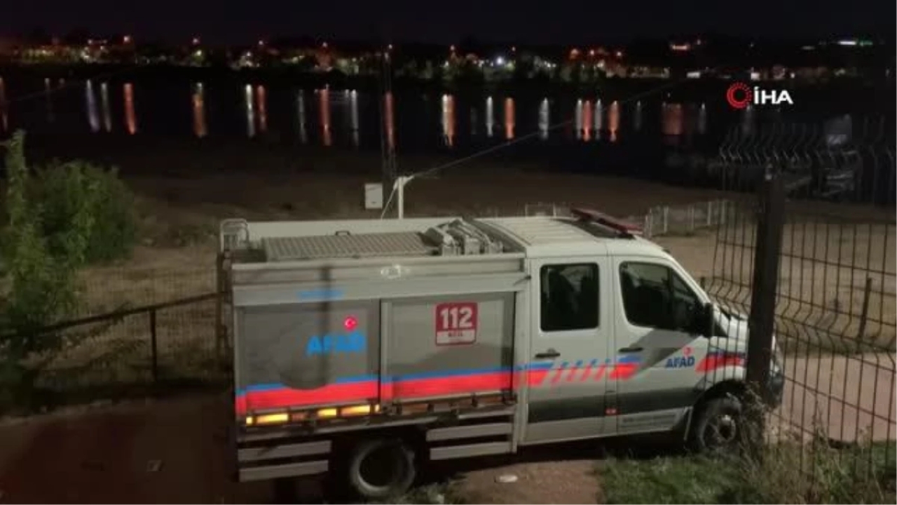 Dengesini kaybederek gölete düşen genç kayboldu