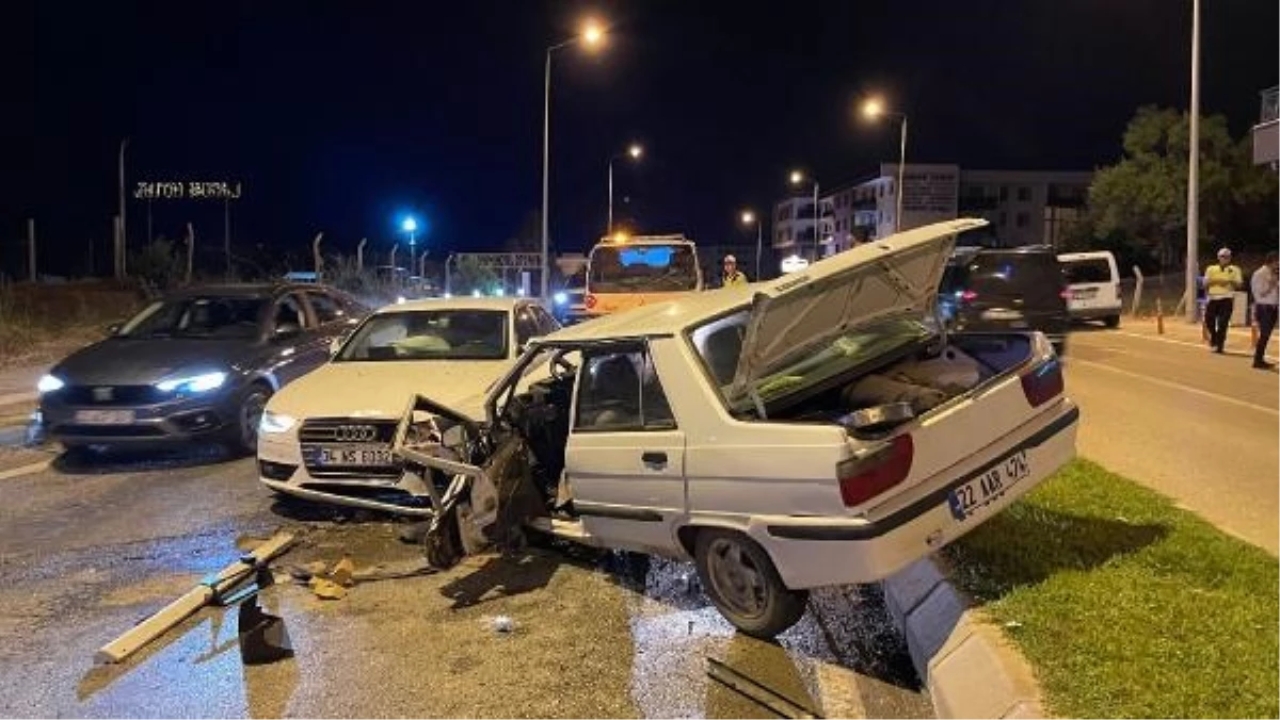 Edirne'de Kafa Kafaya Çarpışan Otomobillerde 2 Kişi Yaralandı