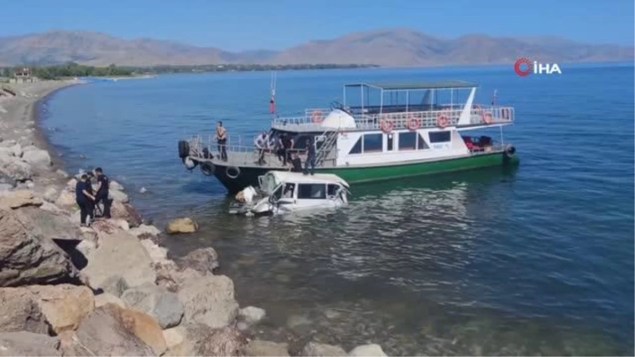 Minibüs Van Gölü'ne uçtu: 11 yaralı