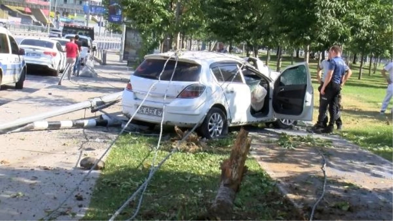 Zeytinburnu'nda Otomobil Kaza Yaptı: Sürücü Yaralandı
