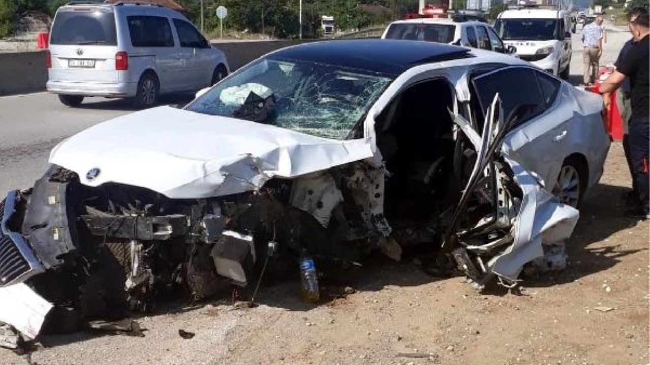 Düzce'de Bayram Tatilinden Dönen Ailenin İçinde Bulunduğu Otomobil Kaza Yaptı: 5 Yaralı