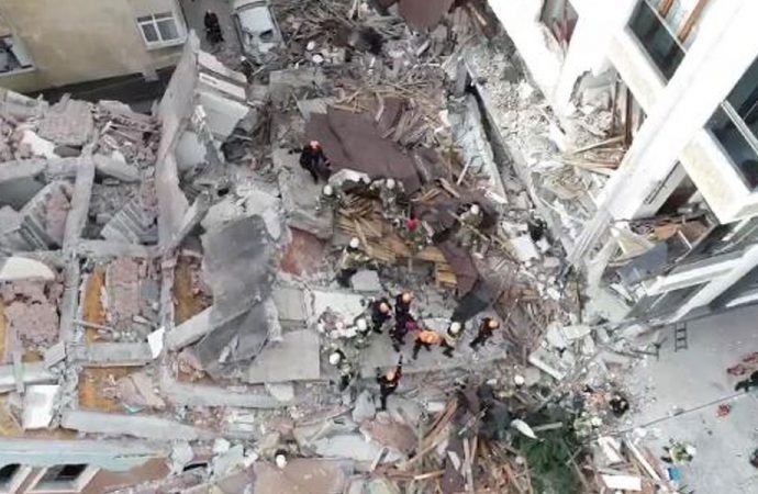 Bahçelievler’de  çöken binanın bulunduğu alan demir bariyerle kapatıldı