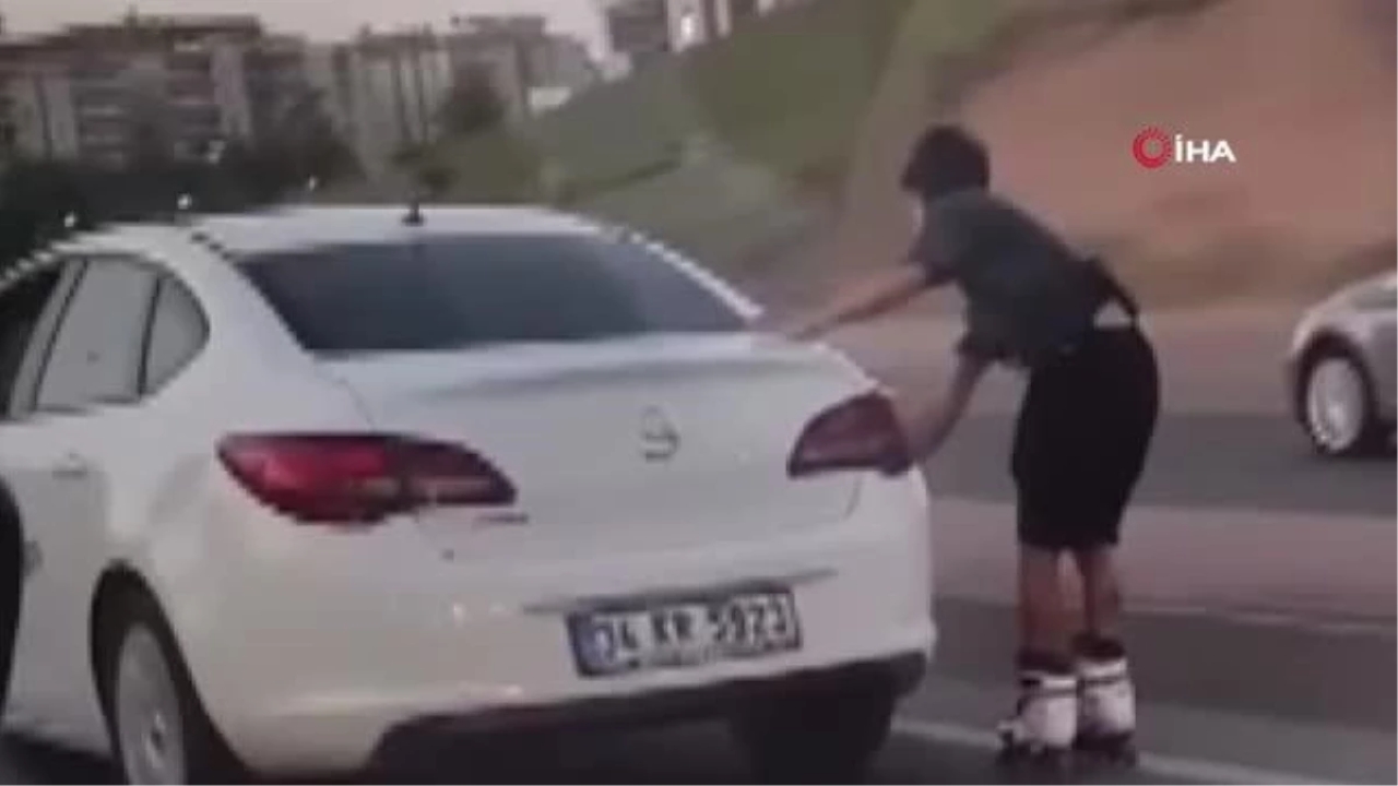 Batman'da tehlikeli yolculuk: Patenli genç otomobile tutunarak canını hiçe böyle saydı