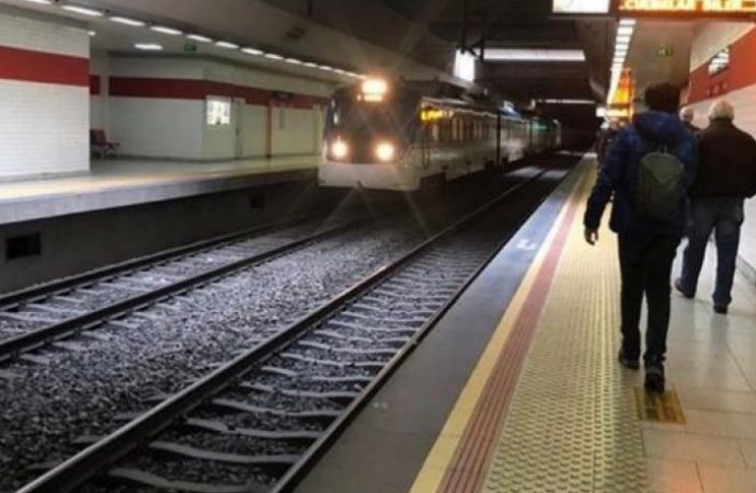 Treninin önüne atlayarak yaşamına son verdi