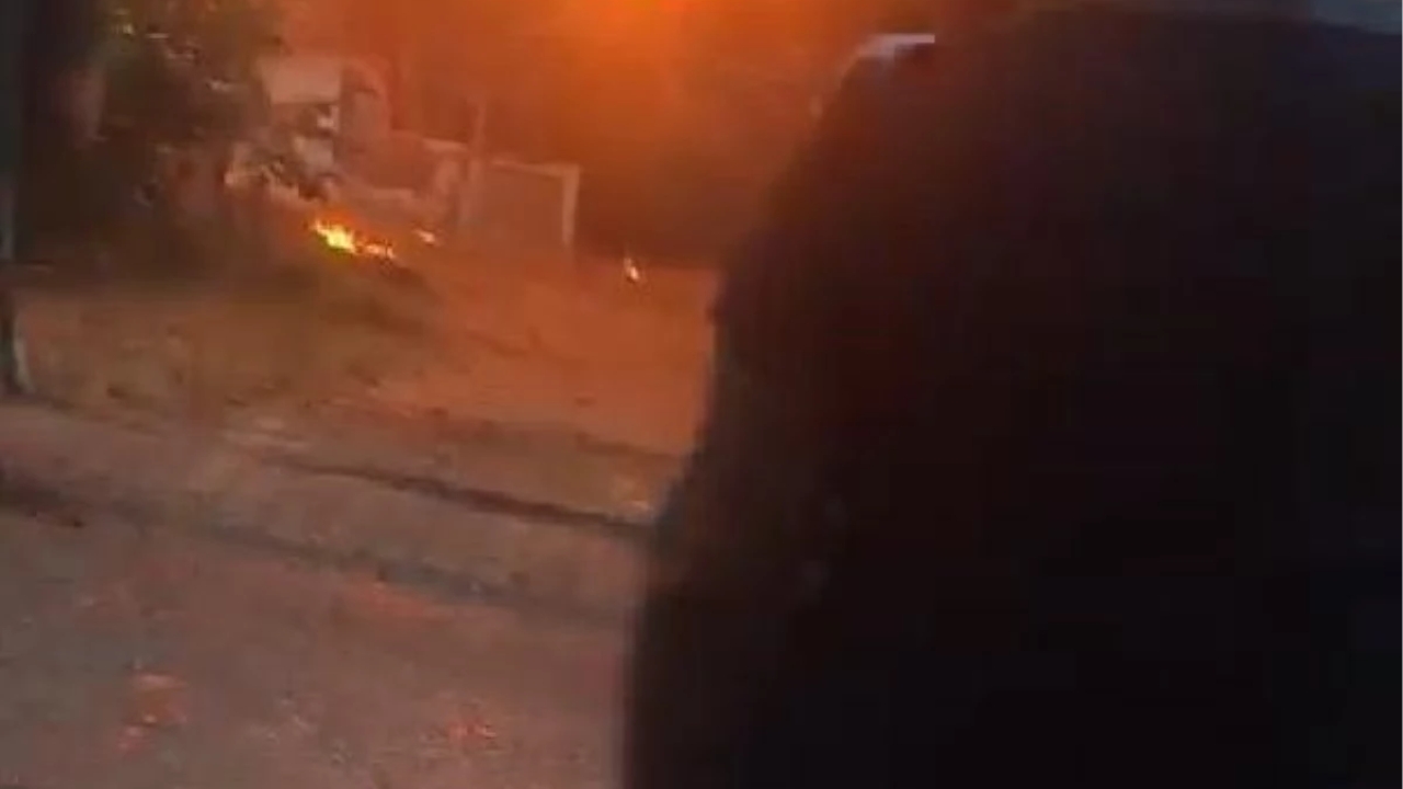 Sancaktepe'de çıkan yangın 4 binanın çatısına sıçradı