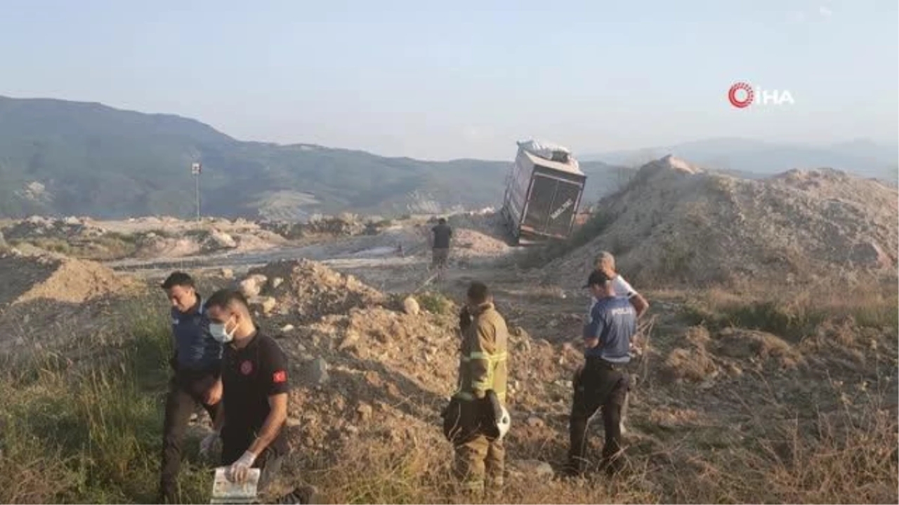 Nakliye kamyonu kontrolden çıkıp toprak yığınına saplandı: 1 yaralı