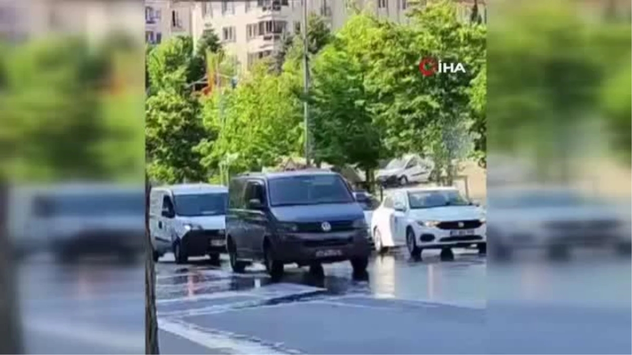 Pendik'te su borusu patladı, krizi fırsata çeviren sürücüler arabalarını yıkadı