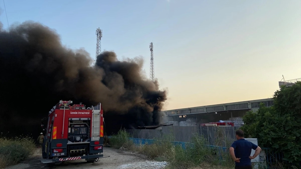 İzmir Torbalı'da Fabrika Yangını Kontrol Altına Alındı