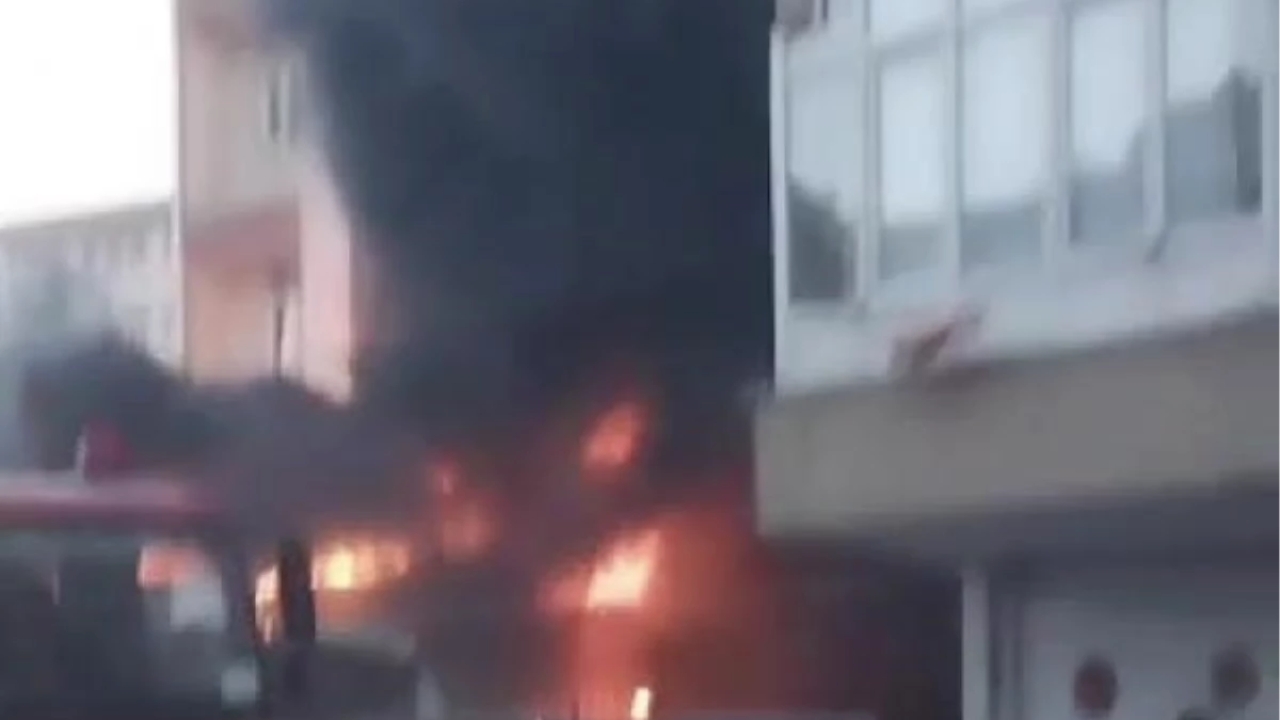 GÜNGÖREN'de İkinci El Ürün Satış Yeri Yangınla Sarsıldı