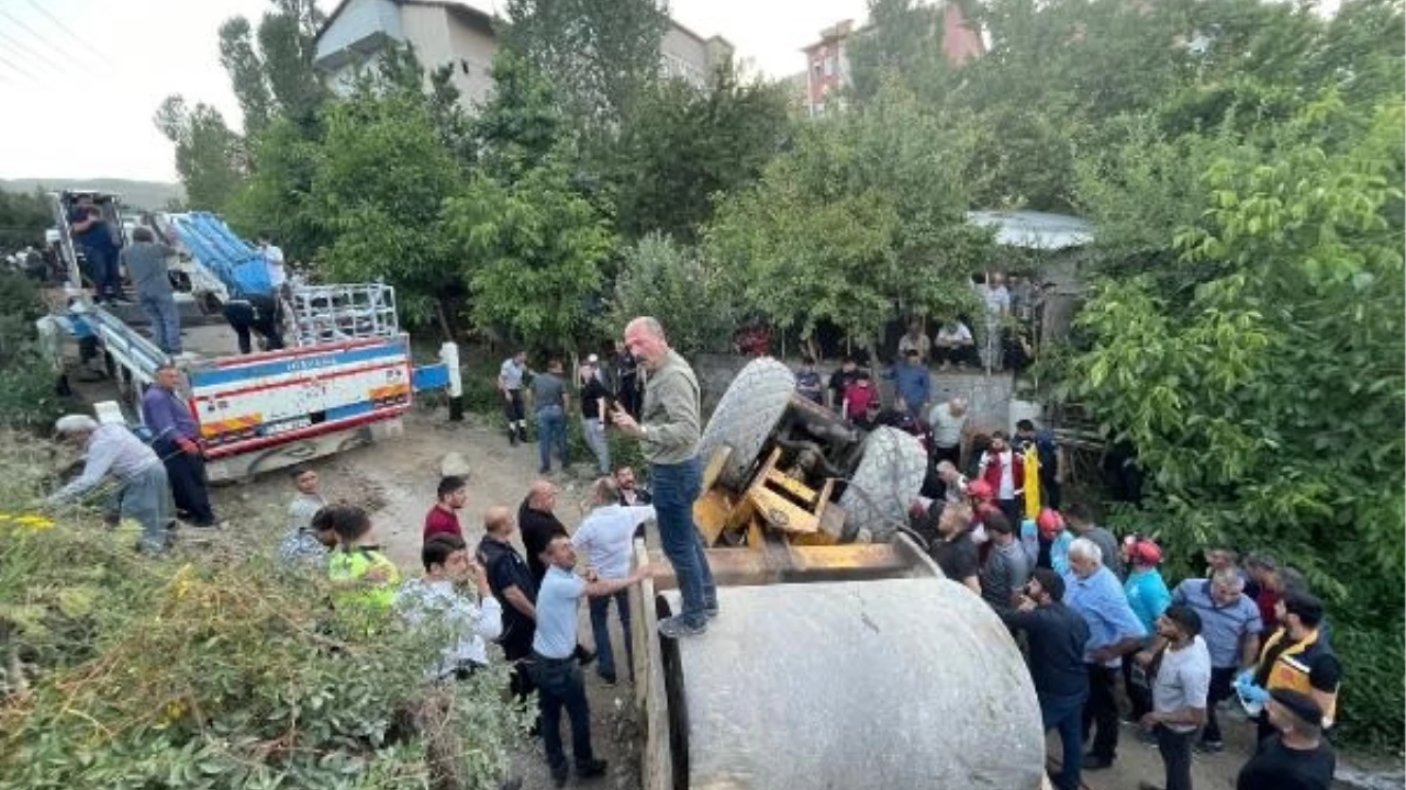 Hakkari'de Silindir Şarampole Devrildi: 1 Çocuk Yaralı
