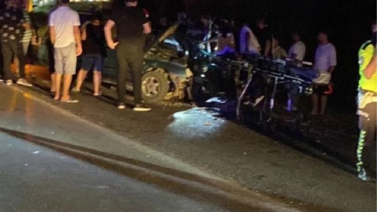 Erdek'te kafa kafaya çarpışan otomobillerde 1 ölü, 2 yaralı