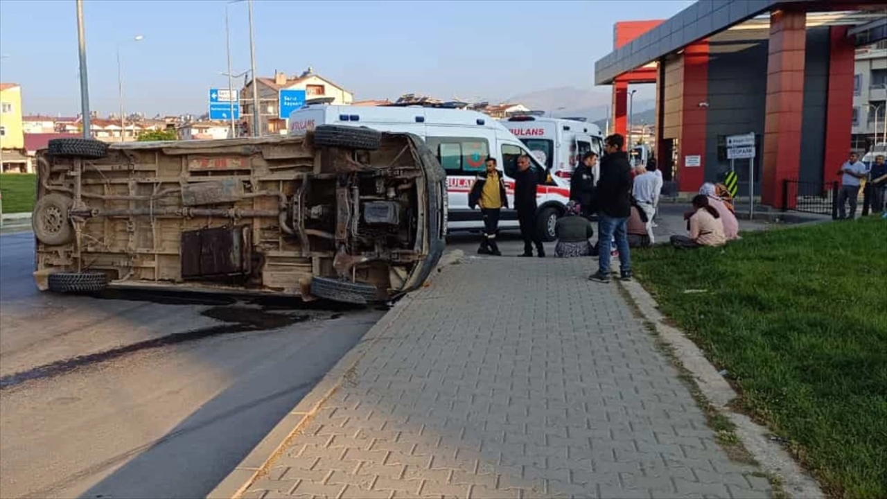 Kahramanmaraş'ta tarım işçilerini taşıyan minibüs devrildi: 13 yaralı