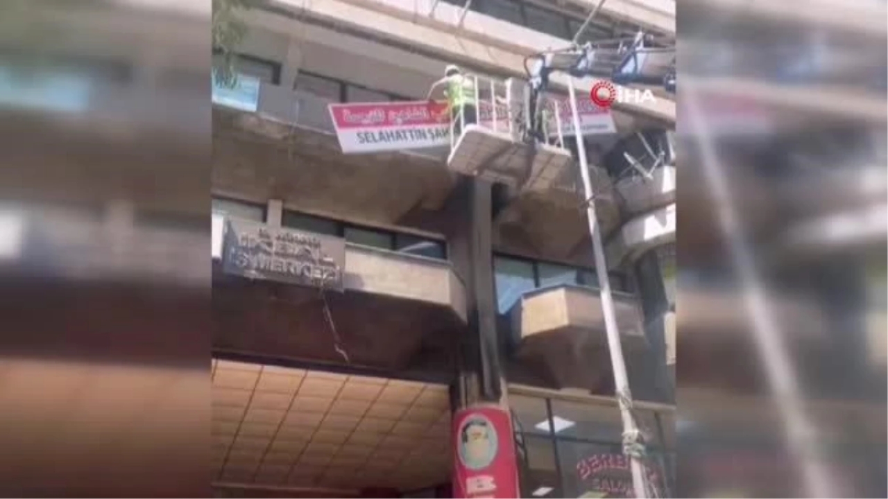 İzmir'de Arapça tabelalar tek tek indirildi