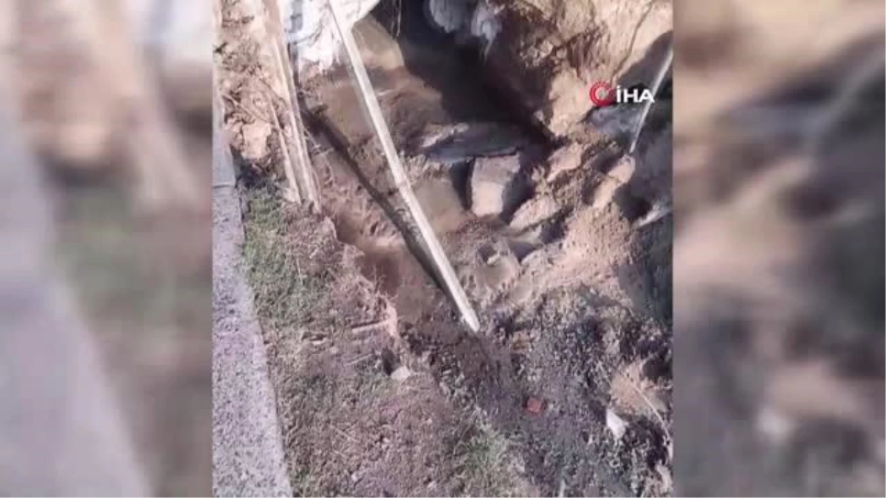 Meksika'da yol yarıldı, kamyonet son anda kurtarıldı