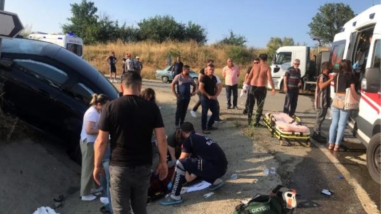 Tekirdağ'da otomobil ile hafif ticari araç çarpıştı: 4'ü çocuk 7 kişi yaralandı