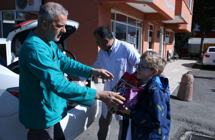 Kartallı çocuklar, ‘Dünya Kediler Günü’nde’ sadık dostlarını unutmadı