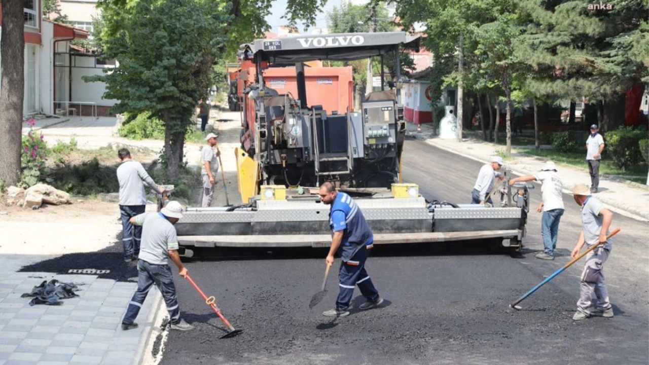 Eskişehir Büyükşehir Belediyesi, Ertuğrulgazi ve Şirintepe mahallelerinde sıcak asfalt çalışması yapıyor
