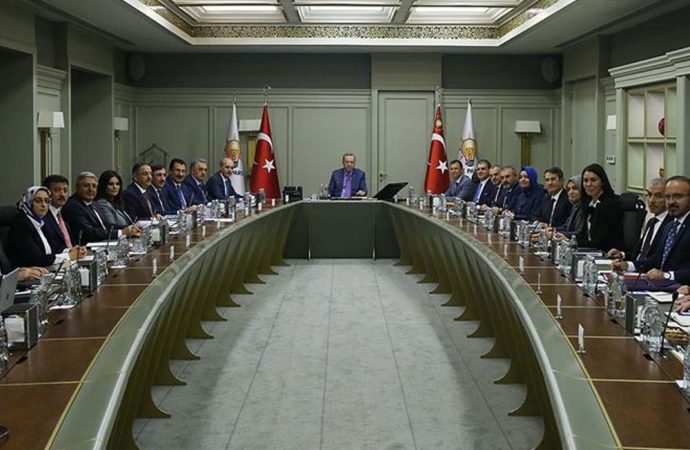 AKP’li vekiller Erdoğan’a kuruluş ilkelerini hatırlattı: ‘Beğenmeyen çekti gitti’
