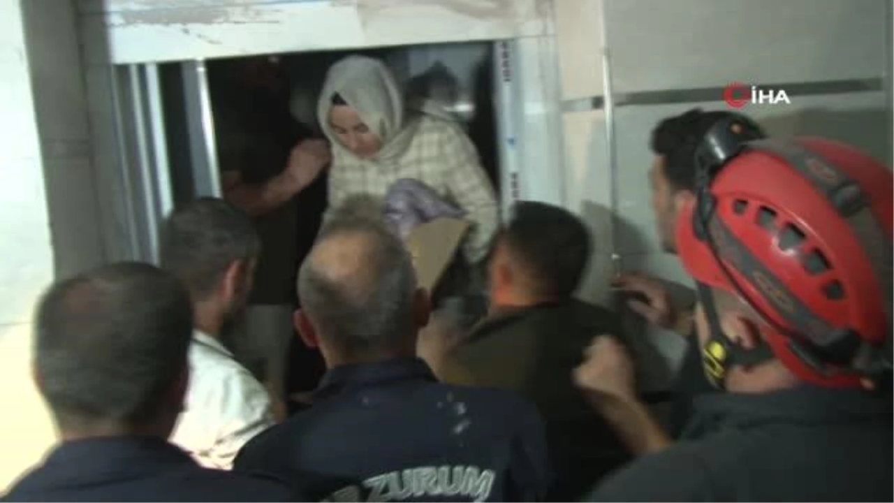 Asansörde mahsur kalanları itfaiye ekibi kurtardı
