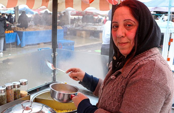 Üç çocuğunu tek başına okutuyor: ‘Kadınlar güçlü durduktan sonra hiçbir şey olmaz’