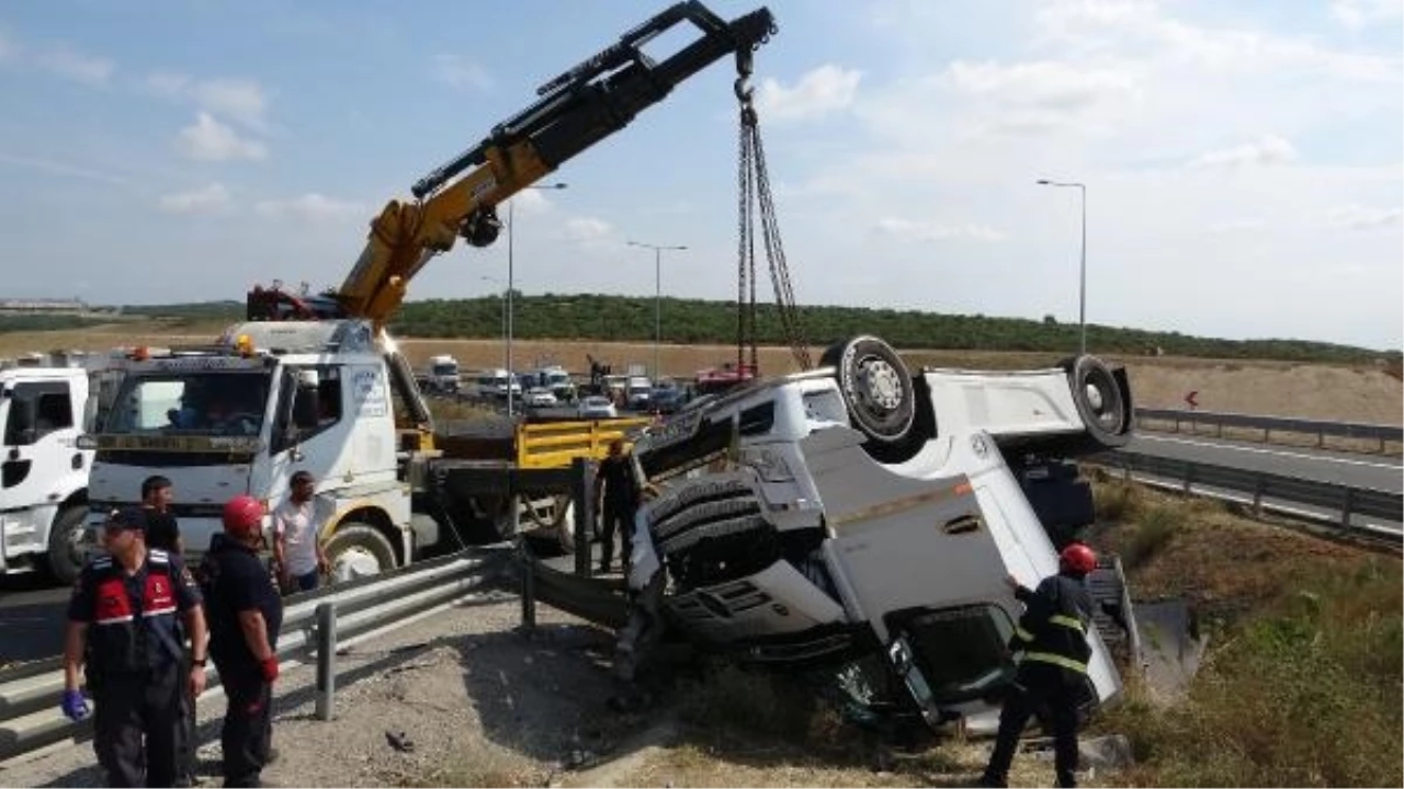 Dilovası'nda TIR kazası: Sürücü hayatını kaybetti