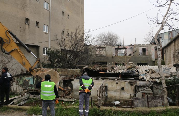 Kartal’da metruk yapıların yıkımı devam ediyor