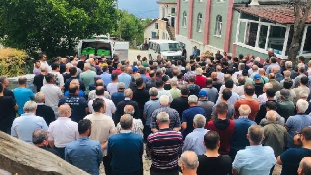 İstanbul'da Kadın Cinayeti: Eşi Tarafından Öldürülen Kadın ve Kayınvalidesi Tokat'ta Defnedildi