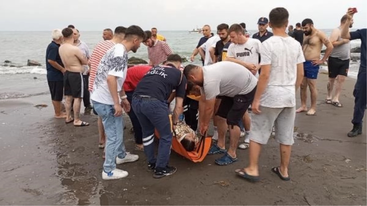 Samsun'da Deniz Polisi Tarafından Boğulma Tehlikesi Geçiren Gençler Kurtarıldı