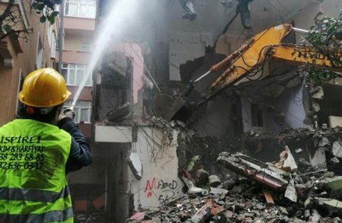 Bahçelievler’de ağır hasarlı üç bina daha yıkıldı