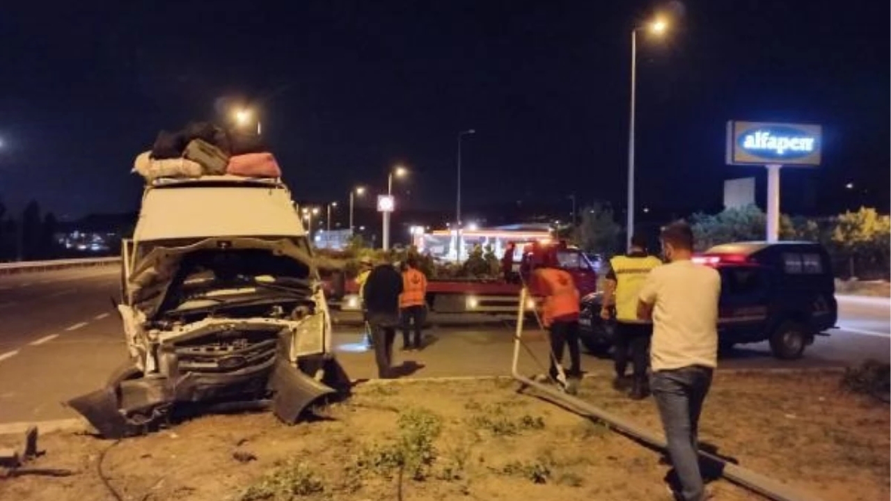 Ankara Karayolunda Minibüs ile Otomobil Çarpıştı: 16 Kişi Yaralandı